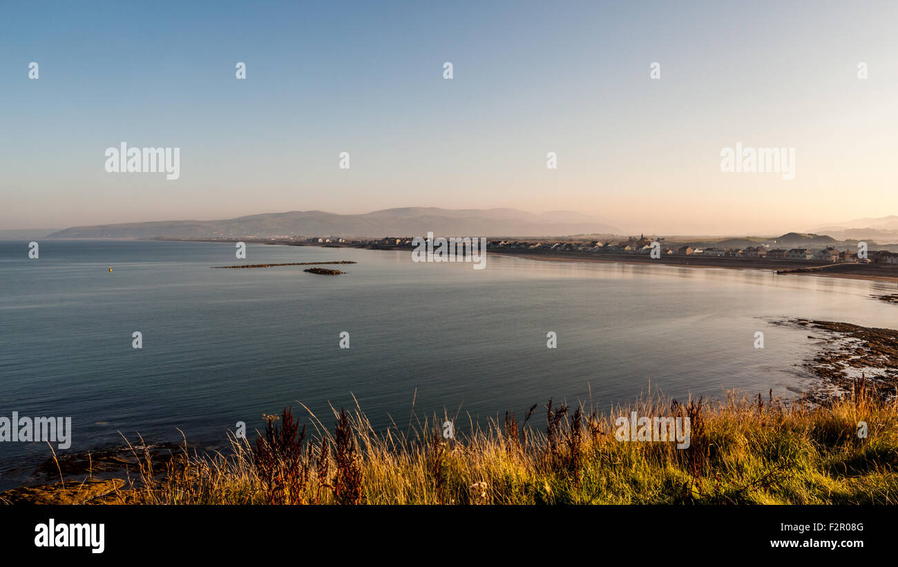 Surplombant la plage de Borth sur Misty un matin au lever du soleil Ceredigion Pays de Galles UK Banque D'Images