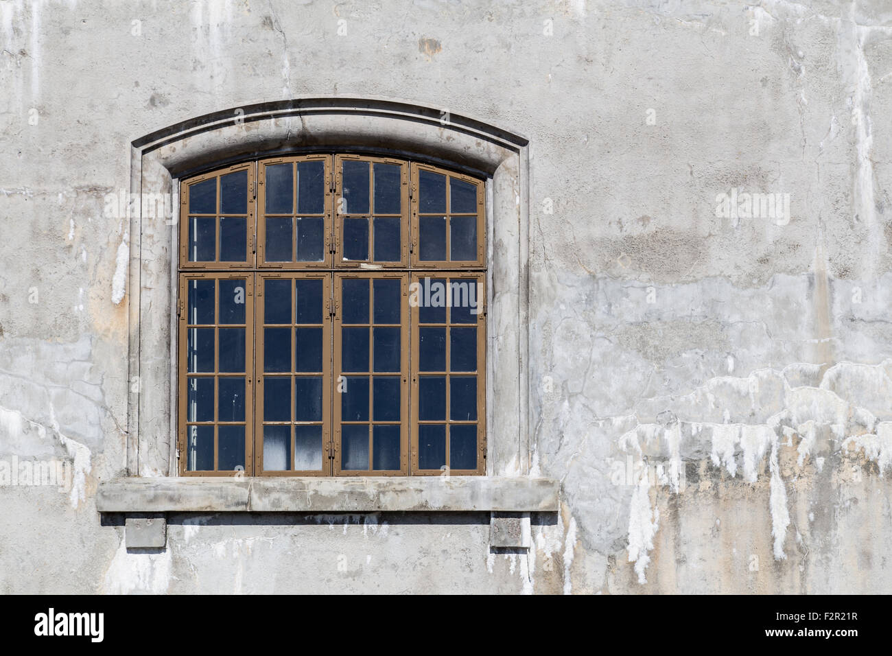 Photographie d'une ancienne fenêtre en verre dans les casernes militaires. Banque D'Images