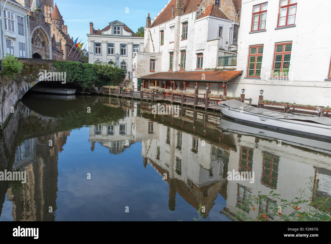 Un canal typique scène dans Brugge, Belgique Banque D'Images