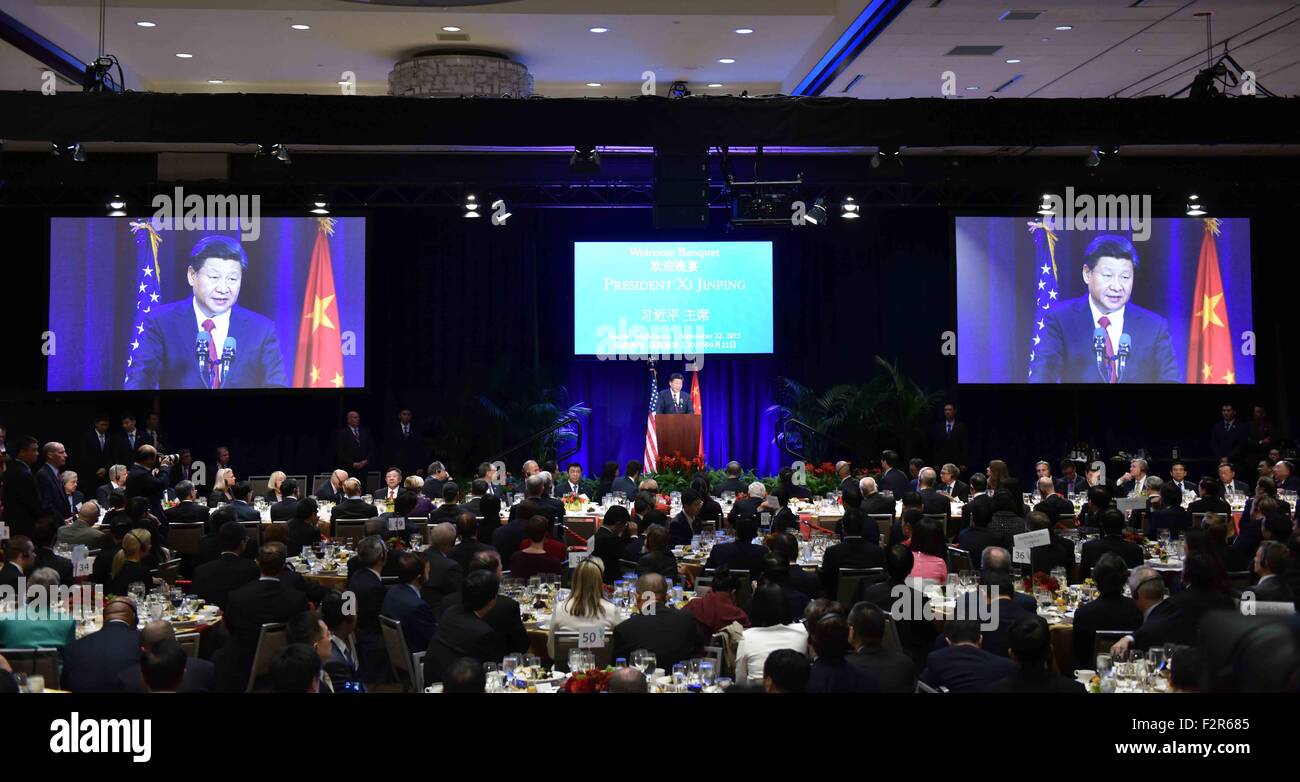 Seattle, USA. 22 Sep, 2015. Le président chinois Xi Jinping (C) prononce une allocution lors d'un banquet de bienvenue organisé conjointement par le gouvernement et l'État de Washington à Seattle, les communautés favorables aux États-Unis, du 22 septembre 2015. Xi est arrivé dans cette ville de la côte est du Pacifique le mardi matin pour sa première visite officielle à l'U.S. Credit : Li Tao/Xinhua/Alamy Live News Banque D'Images