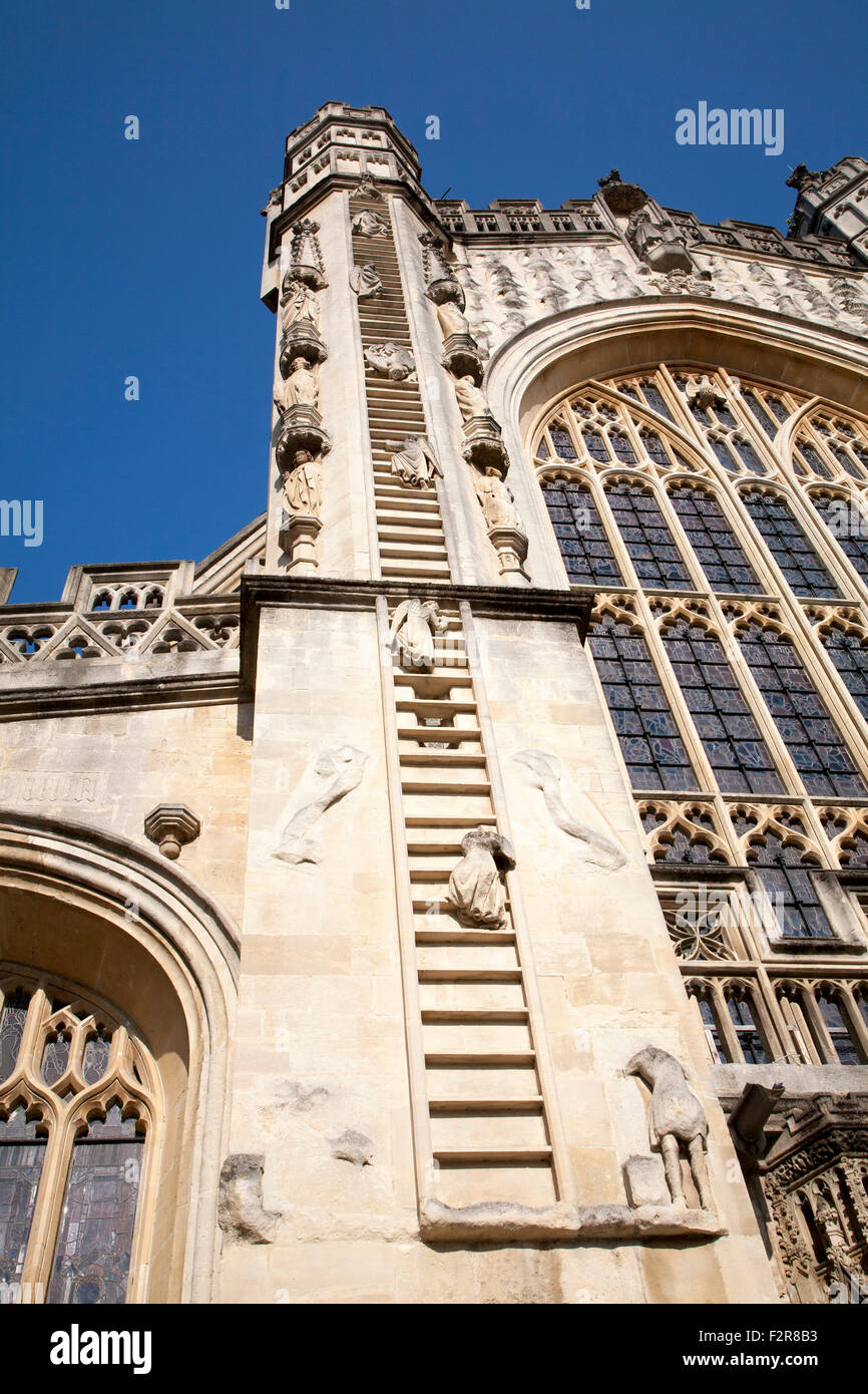 Anges et montant et descendant sur des échelles de façade, église abbatiale, Bath, Somerset, England, UK Banque D'Images