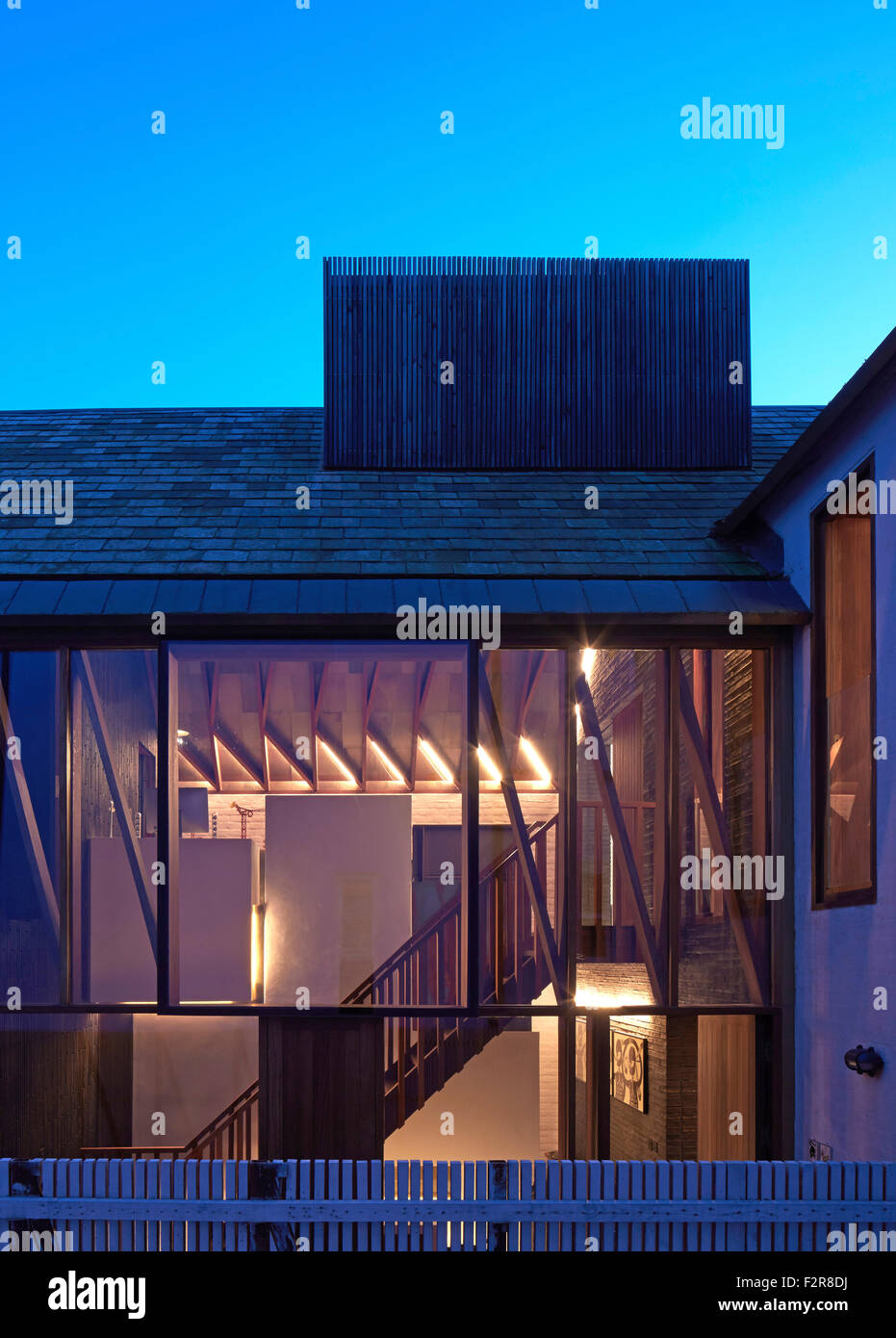 Élévation latérale au crépuscule. Le Coach House, Londres, Royaume-Uni. Architecte : John Smart architectes, 2014. Banque D'Images