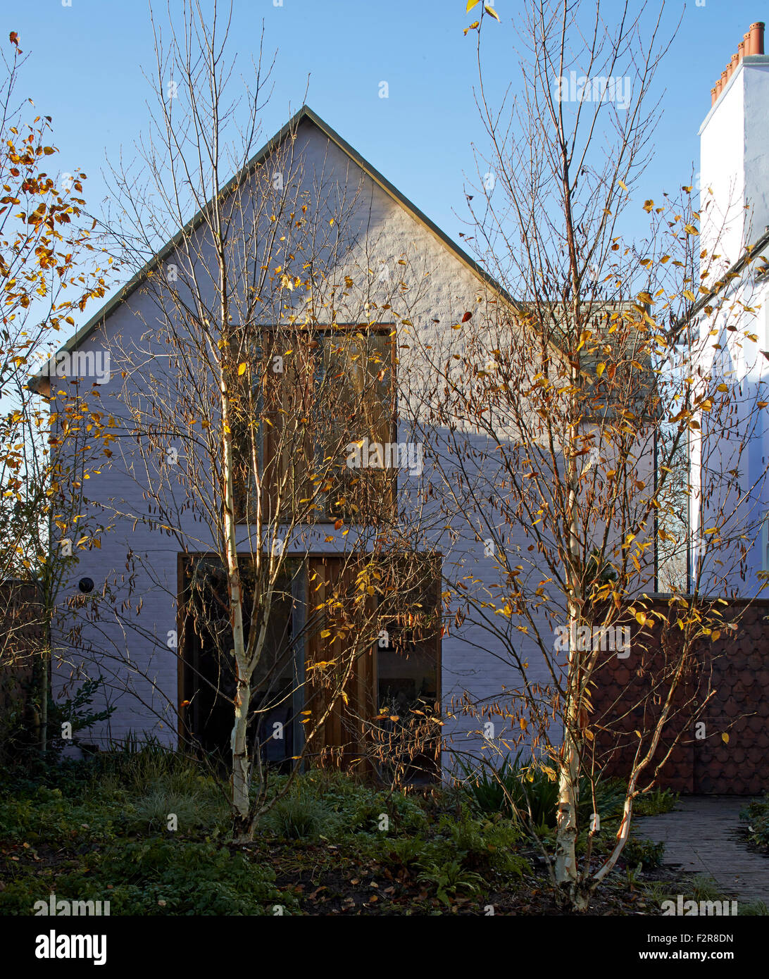 Élévation avant avec bouleau. Le Coach House, Londres, Royaume-Uni. Architecte : John Smart architectes, 2014. Banque D'Images