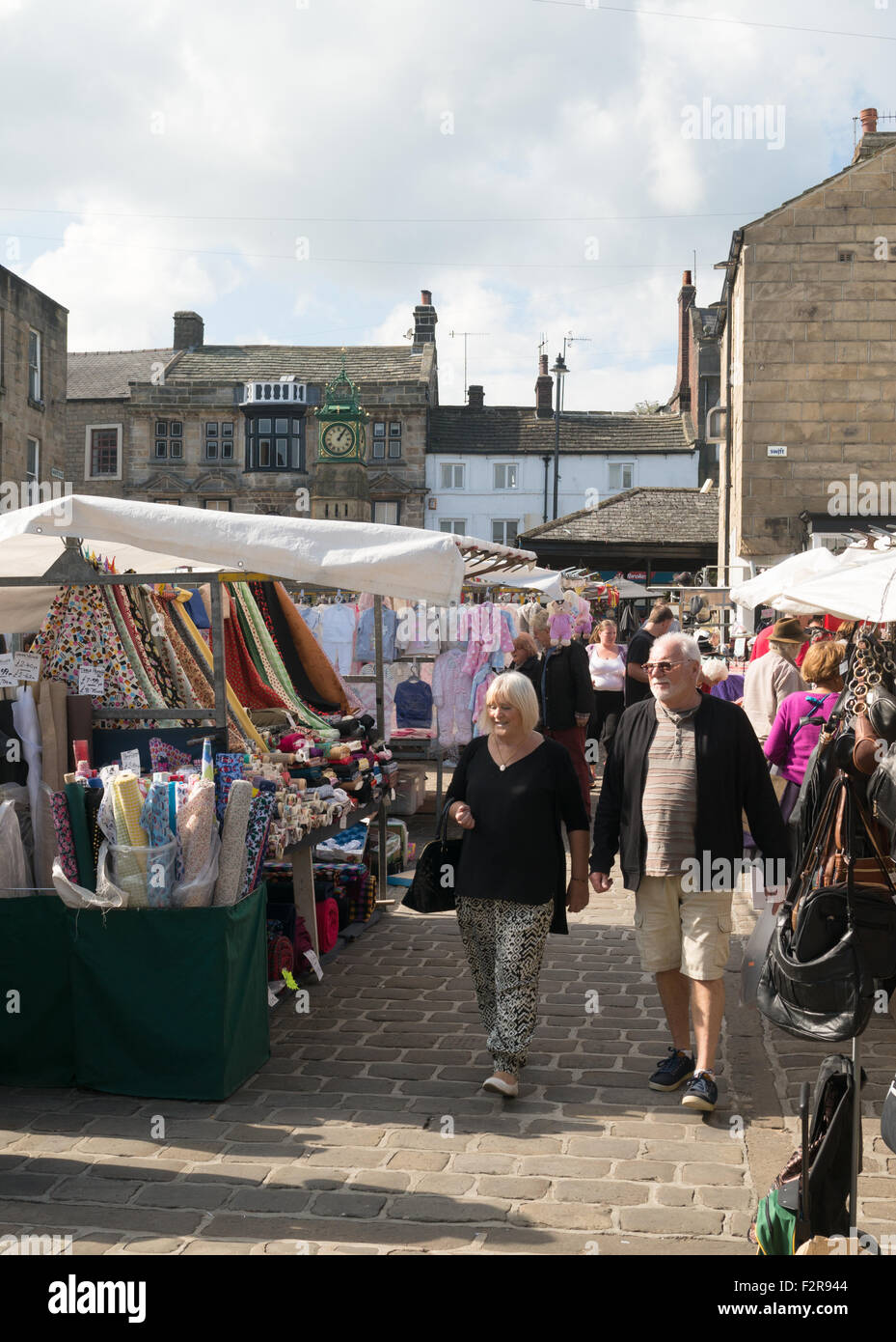 Vieux couple walking through Otley street market, West Yorkshire, England, UK Banque D'Images