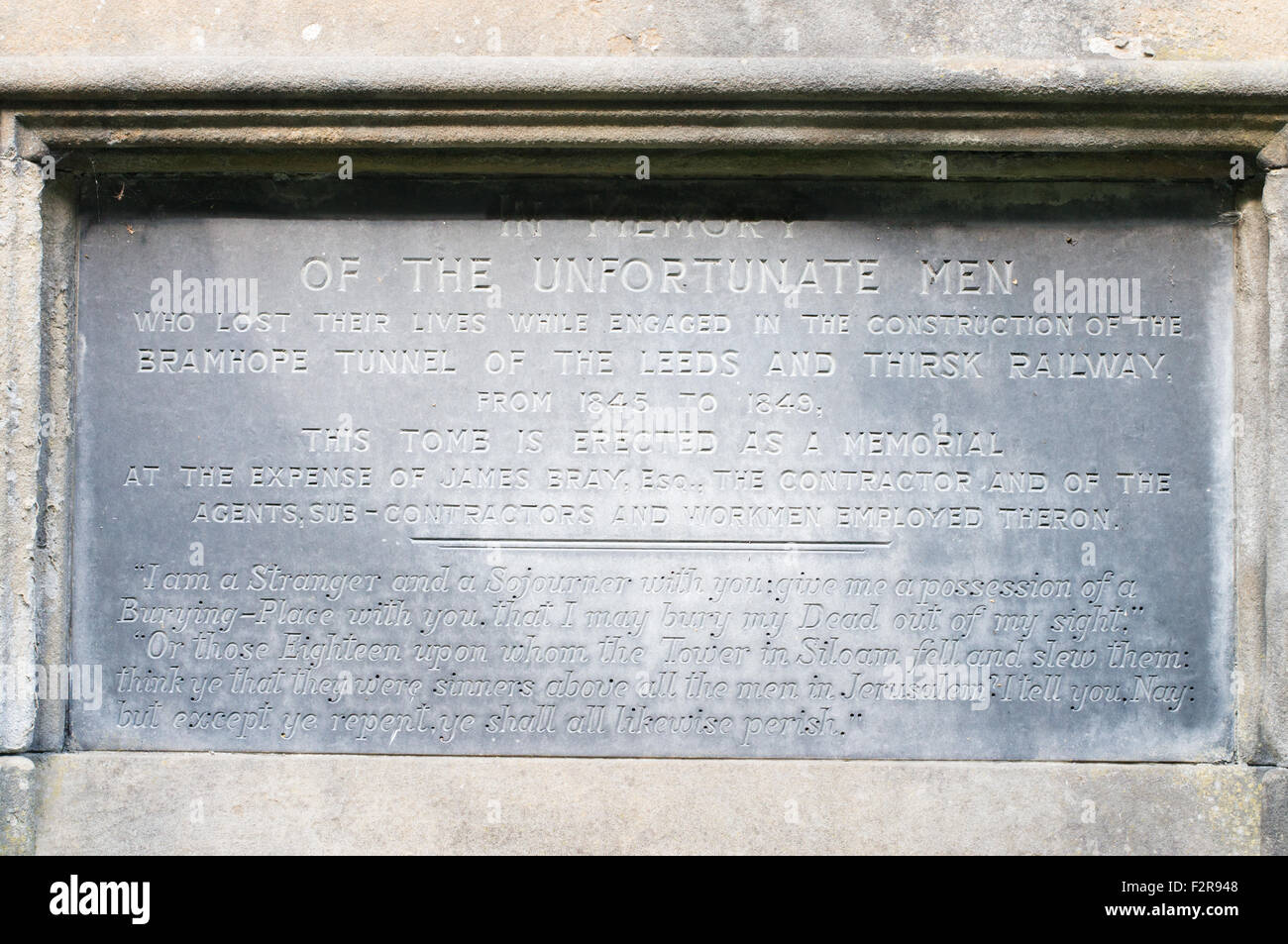 Inscription sur le Monument commémoratif de terrassiers ou Otley, West Yorkshire, England, UK Banque D'Images