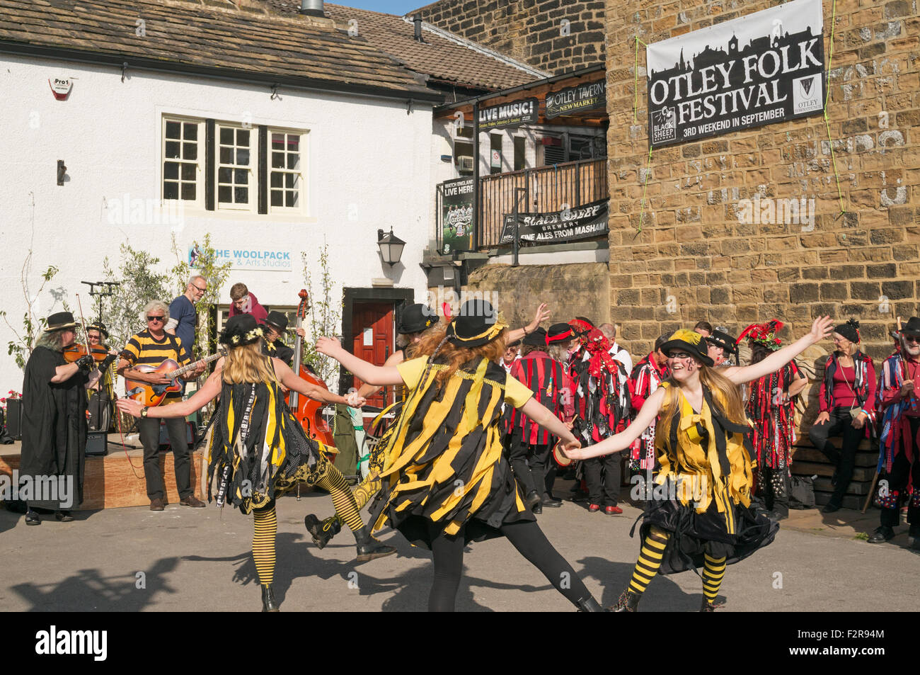 Groupe de danse Compagnie Flash effectuer à Otley Folk Festival 2015, West Yorkshire, England, UK Banque D'Images