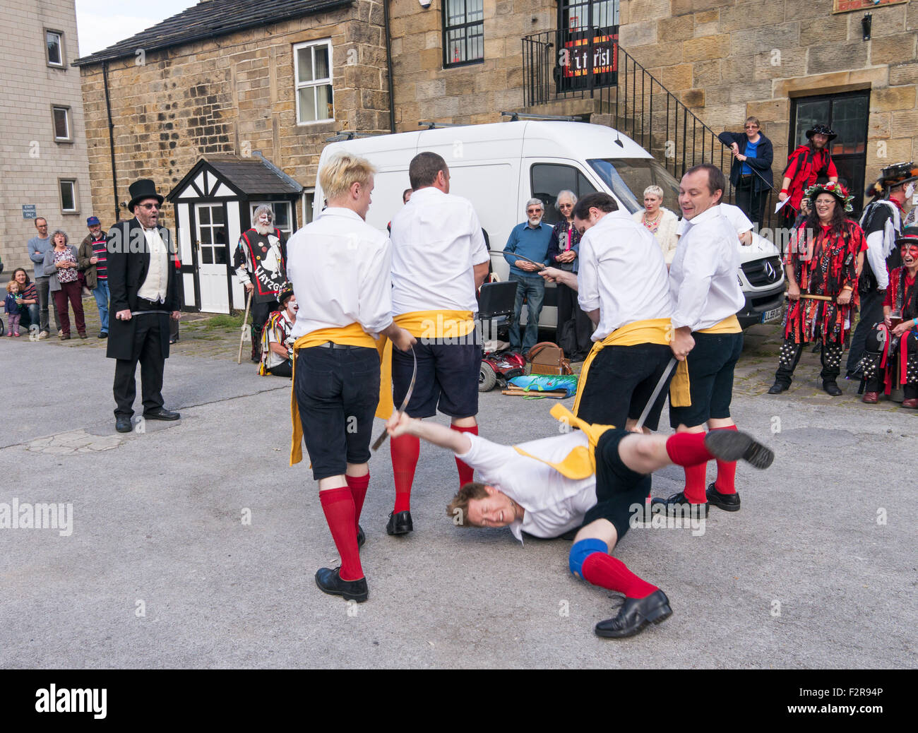 Black Swan Rapper dancer falls tout en tumbling à Otley Folk Festival 2015, West Yorkshire, England, UK Banque D'Images