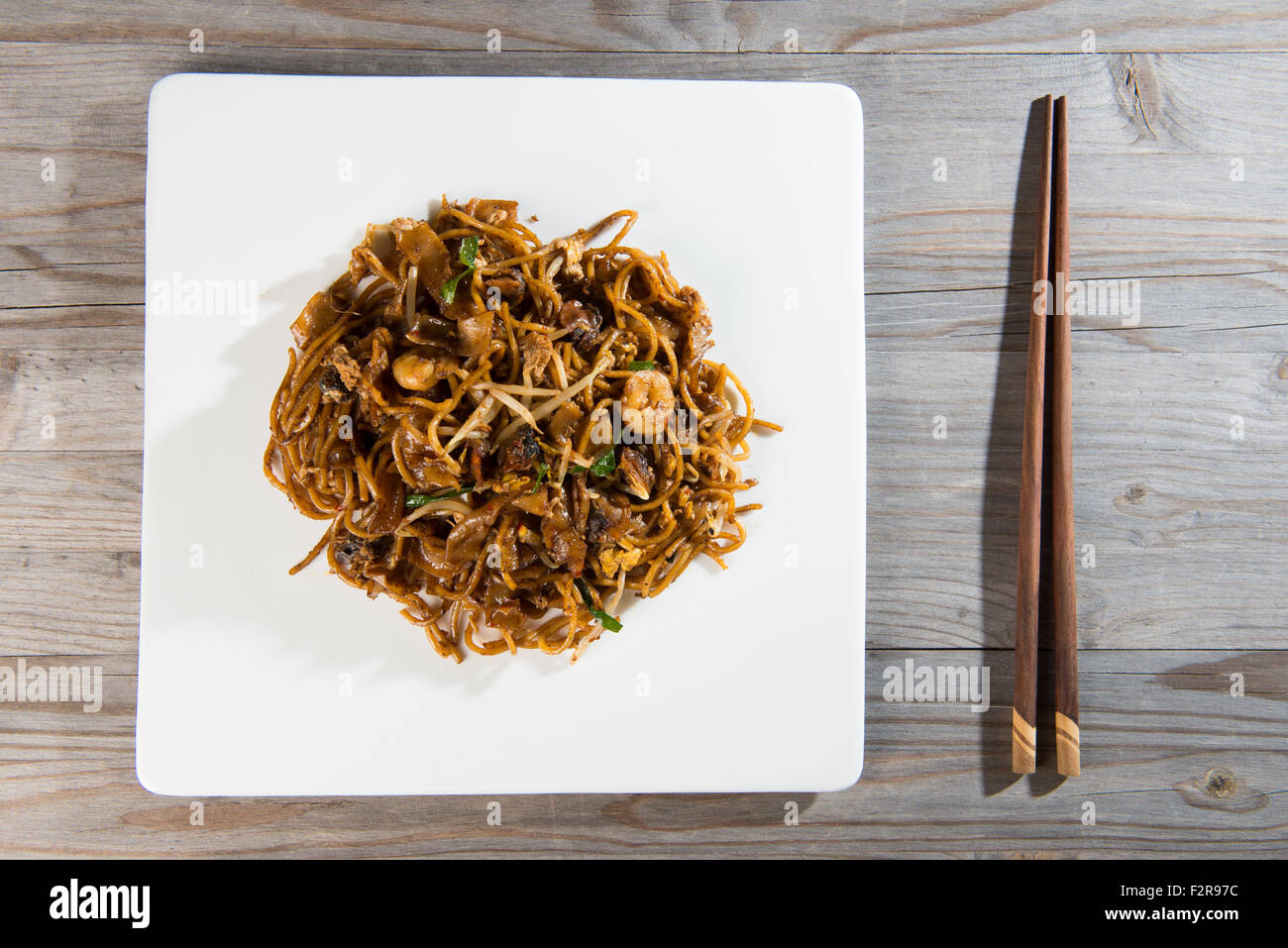 Fried Kuey Teow Char Penang vue du haut vers le bas qui est un plat de nouilles populaires en Malaisie, Indonésie, Brunei et Singapour Banque D'Images