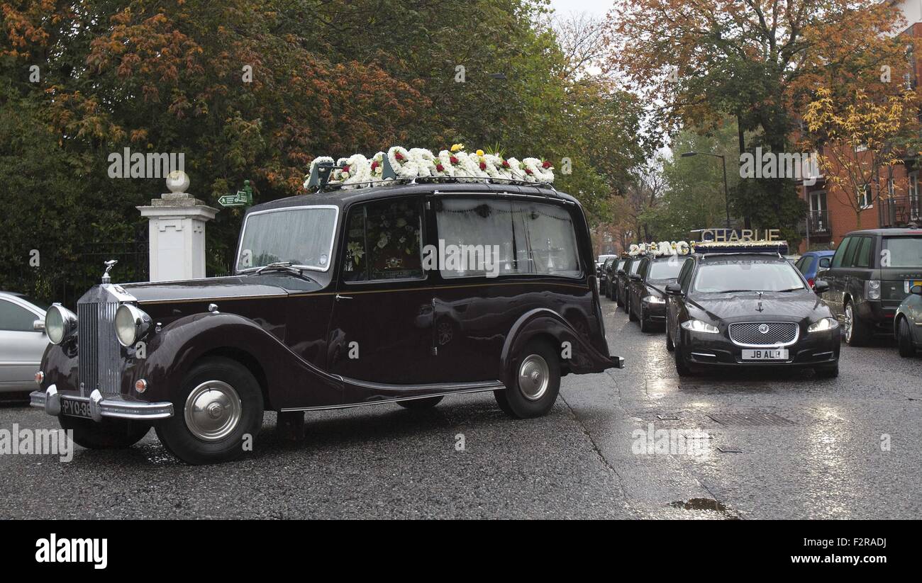 Funérailles de Charlie Richardson, célèbre gangster des années 60, le sud de Londres. Charlie était le chef de la célèbre piste de Richardson (aussi connu sous le nom de 'torture') de Camberwell. Nouveau Camberwell Cimetière, 9 octobre 2012. Banque D'Images