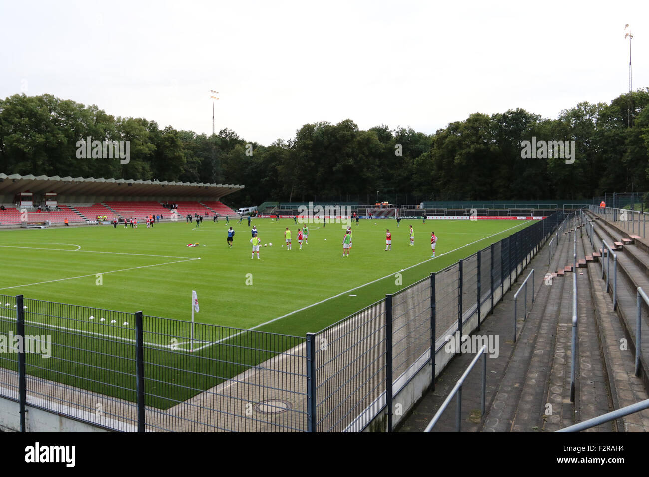 Franz Kremer Stadion. 22 septembre 2015, Franz-Kremer-Allee, Köln . FC Köln v Rot-Weiß Oberhausen. Comme le soleil commence à définir, du stade d'avant-match au cours de l'échauffement. Banque D'Images