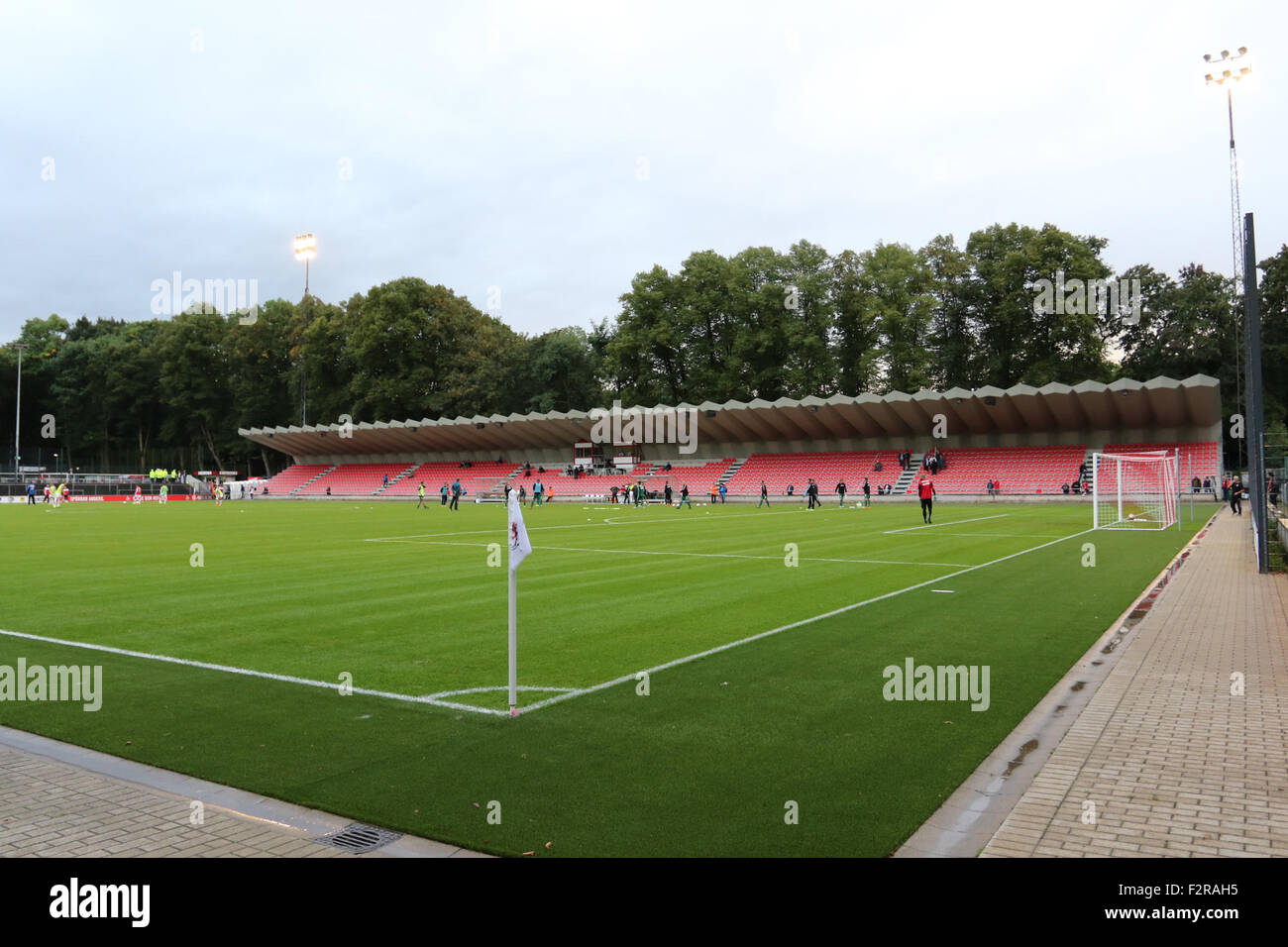 Franz Kremer Stadion. 22 septembre 2015, Franz-Kremer-Allee, Köln . FC Köln v Rot-Weiß Oberhausen. Comme le soleil commence à définir, du stade d'avant-match au cours de l'échauffement. Credit : Ashley Greb/Alamy Live News Banque D'Images