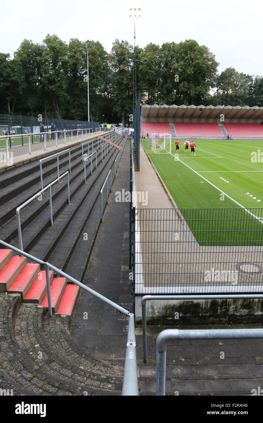 Franz Kremer Stadion. 22 septembre 2015, Franz-Kremer-Allee, Köln . FC Köln v Rot-Weiß Oberhausen. Comme le soleil commence à définir, du stade d'avant-match au cours de l'échauffement. Credit : Ashley Greb/Alamy Live News Banque D'Images