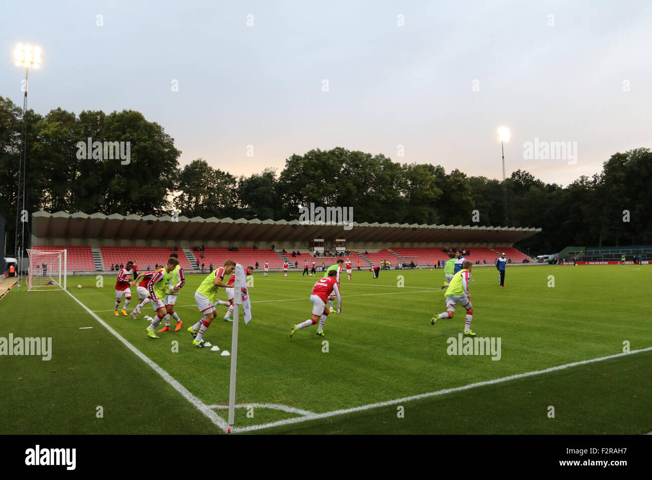 Franz Kremer Stadion. 22 septembre 2015, Franz-Kremer-Allee, Köln . FC Köln v Rot-Weiß Oberhausen. Comme le soleil commence à définir, du stade d'avant-match au cours de l'échauffement. Credit : Ashley Greb/Alamy Live News Banque D'Images