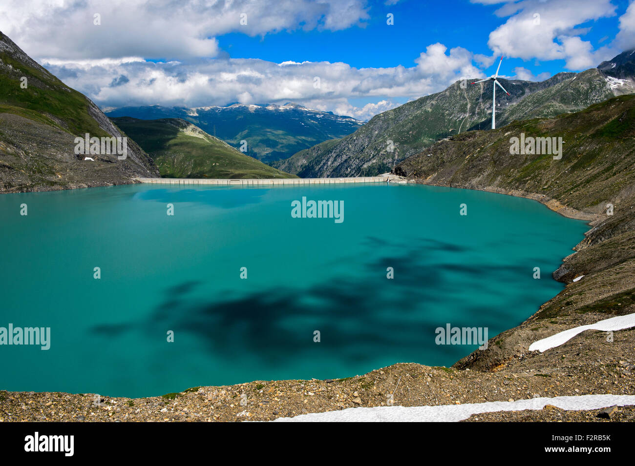 Barrage de l'eau et le plus haut-Griessee situé à wind turbine in Europa, Obergoms, Région du Nufenen, Valais, Suisse Banque D'Images