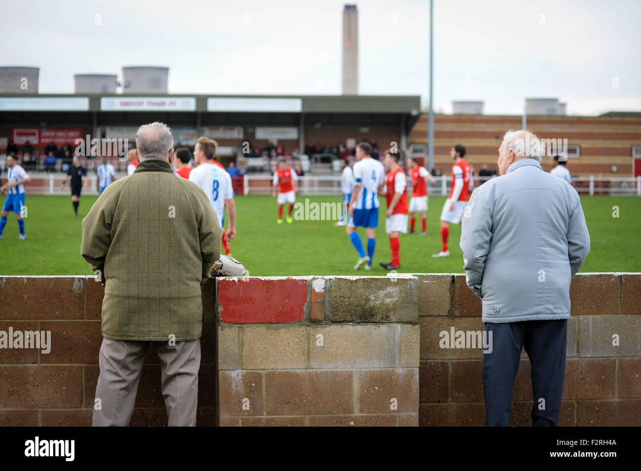 Regarder un match de supporters Ville Didcot Ligue Non- terrain de football avec Didcot power station en arrière-plan Banque D'Images
