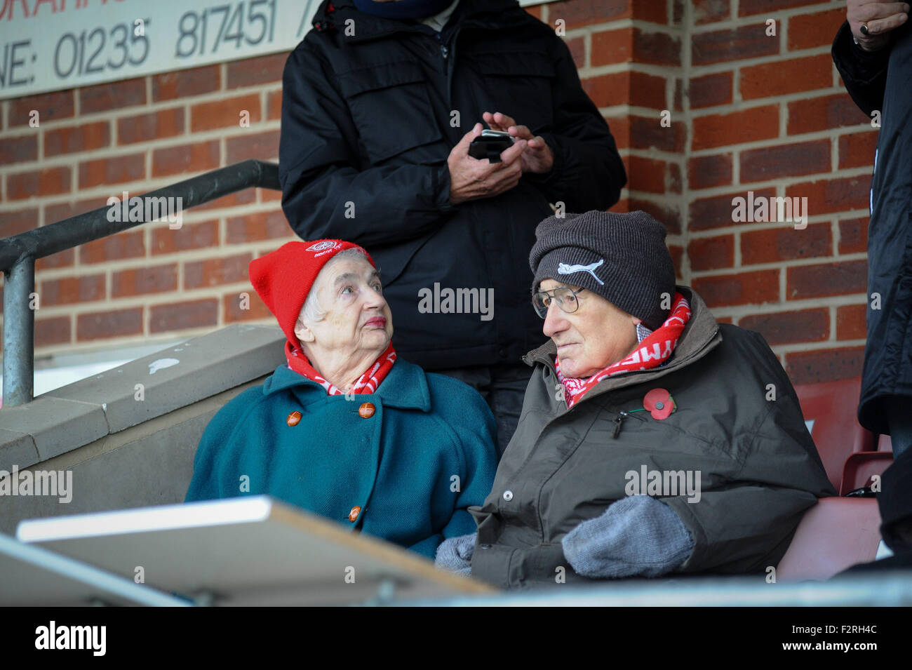 Vieux couple regardant un match de foot à Didcot Ville Non-League Football ground,uk Banque D'Images