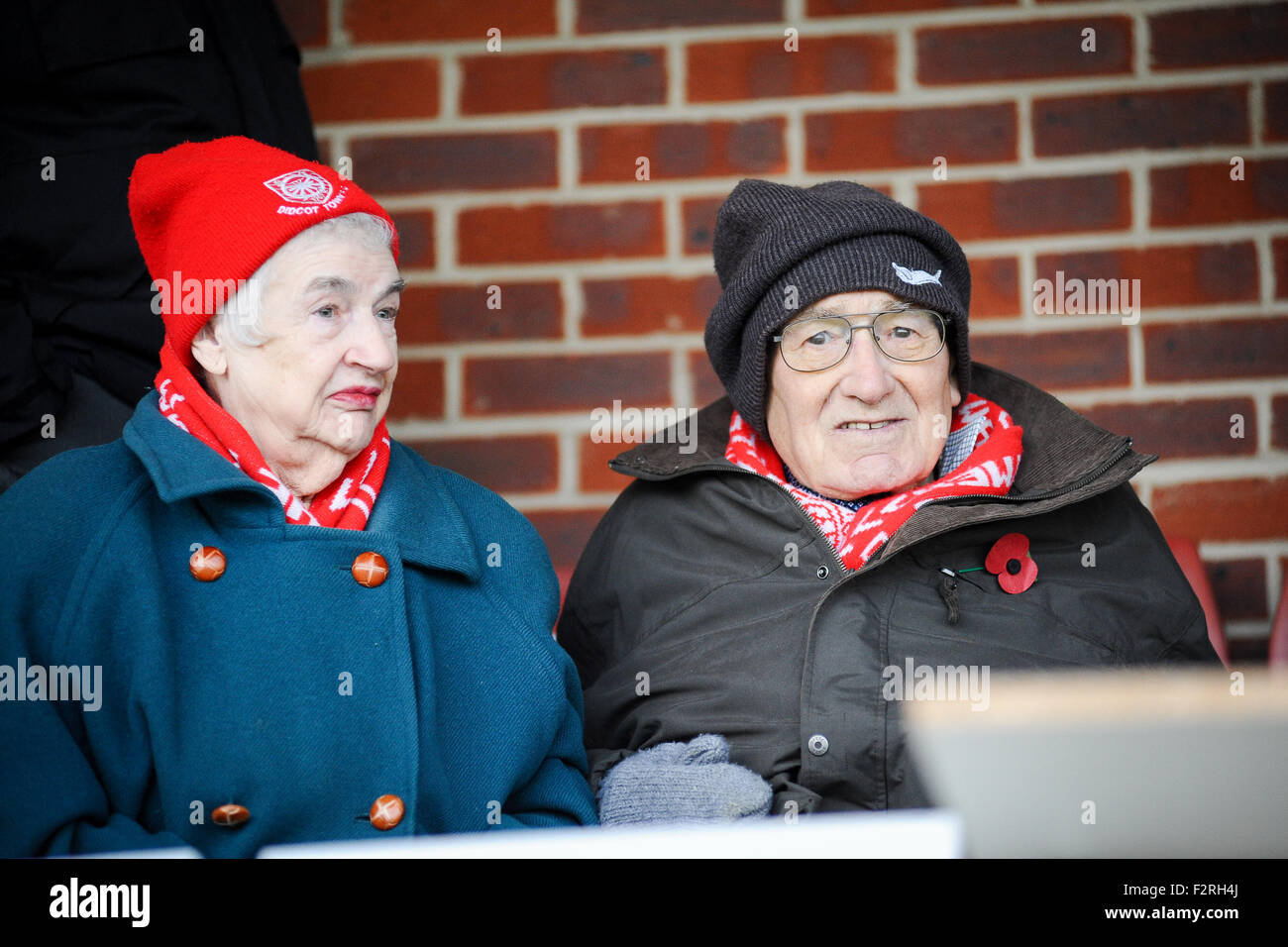Personnes âgées Les partisans de regarder un match à Didcot Ville Ligue Non- terrain de football. Banque D'Images