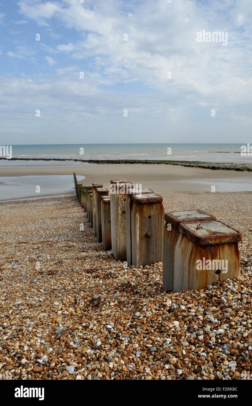 Sea Scape avec épi posts sur une plage de galets Banque D'Images