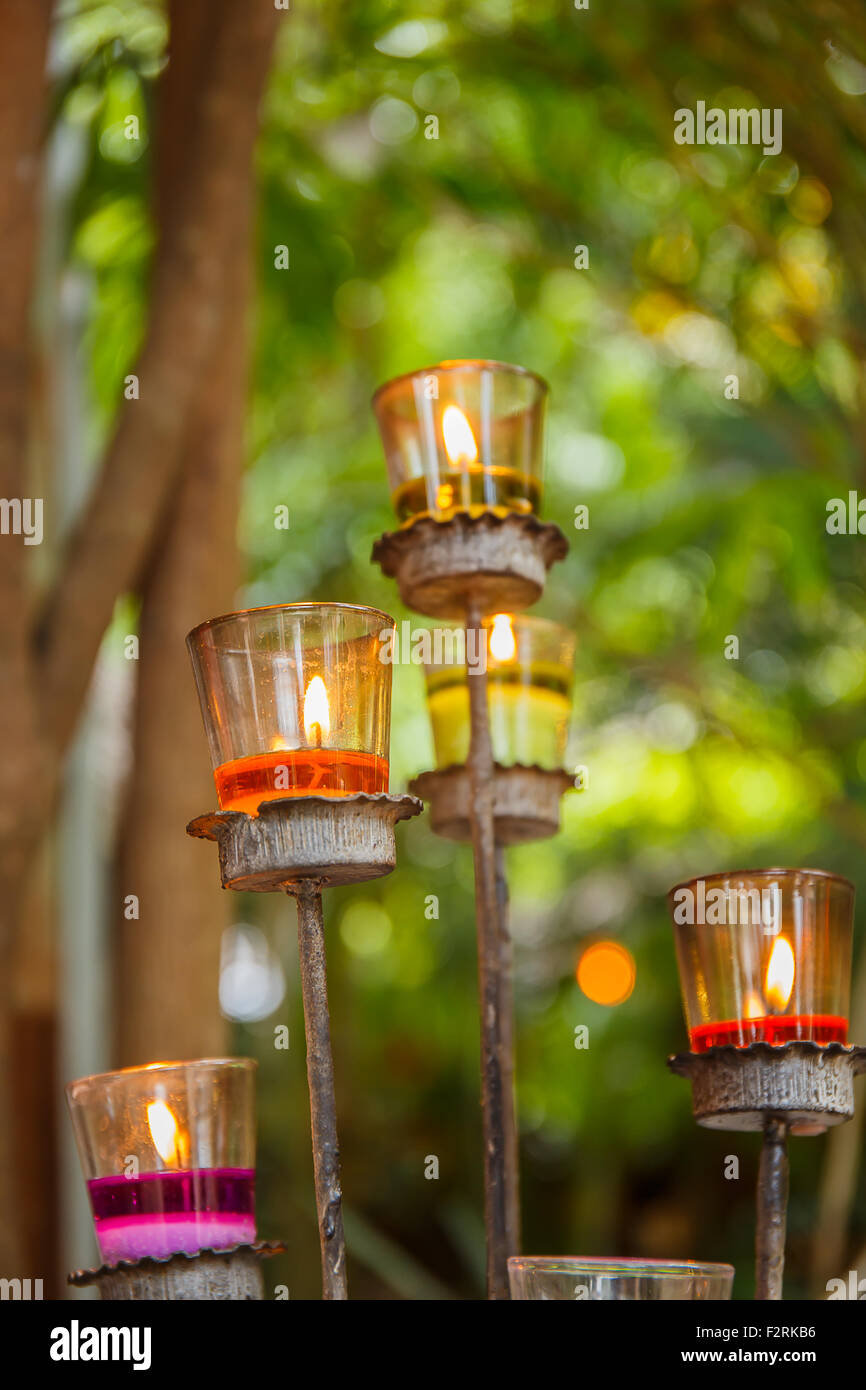 Des bougies dans des chandeliers en verre Banque D'Images