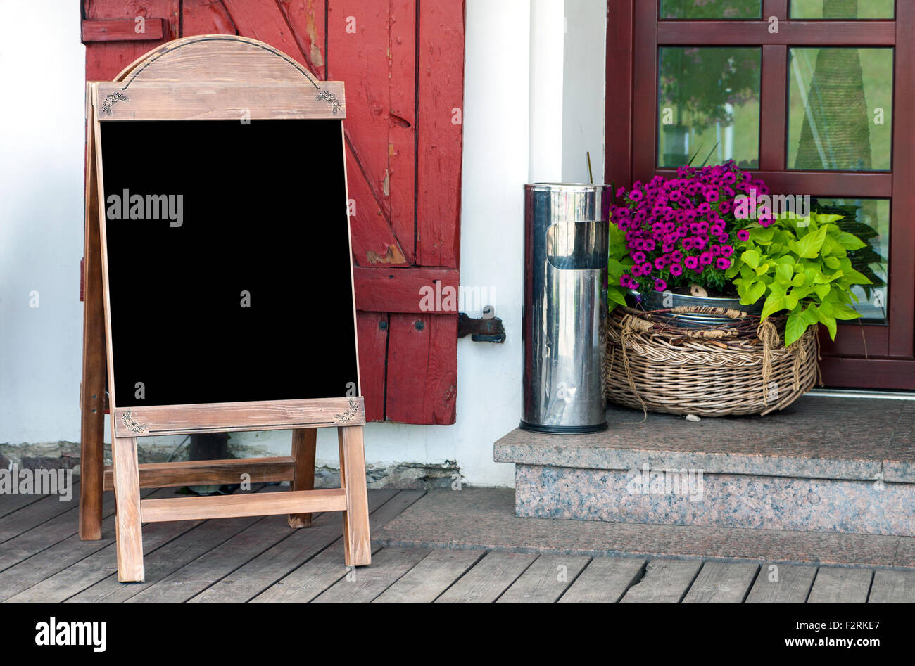 Menu vide tableau noir à texte de l'annonce à l'entrée du restaurant ...