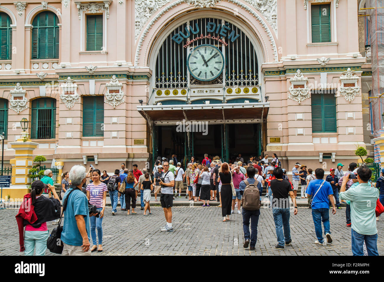 Les clients et les visiteurs au bureau de poste. Il a été construit au cours de 1886 -1891 et c'est le plus grand bureau de poste au Vietnam. Banque D'Images