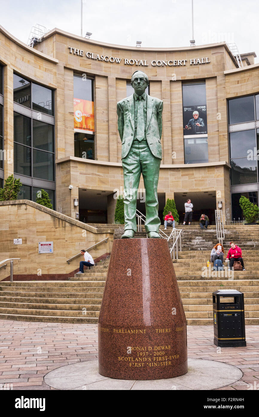 Statue de Donald Dewar, en Écosse, pour la première fois, un premier ministre, à l'extérieur de l'Glagow Royal Concert Hall, Glasgow, Ecosse, Royaume-Uni. Banque D'Images