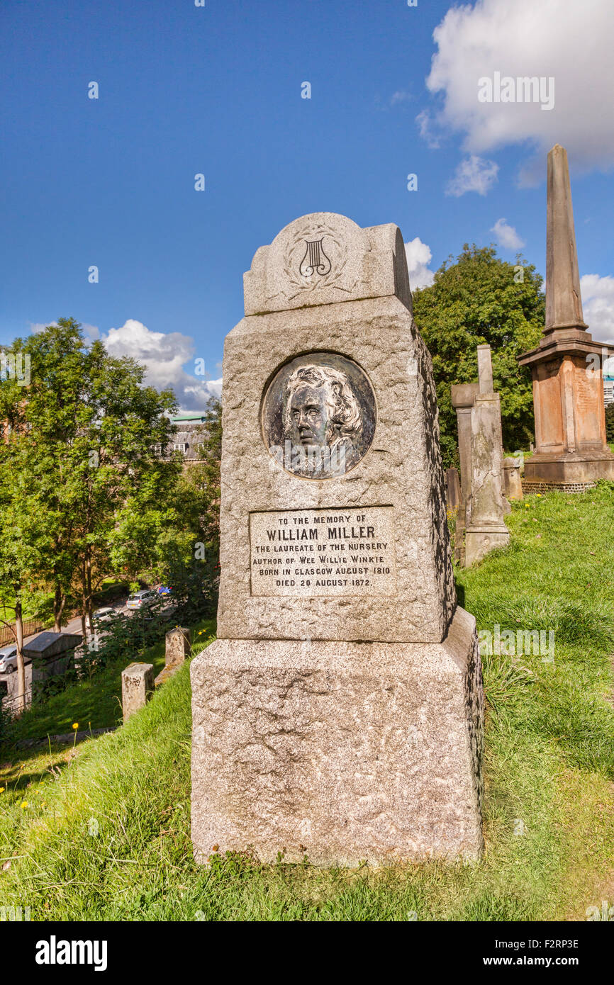 Pierre tombale de William Miller, qui a écrit 'Wee Willie Winkie', dans Glagow nécropole, Ecosse, Royaume-Uni. Banque D'Images