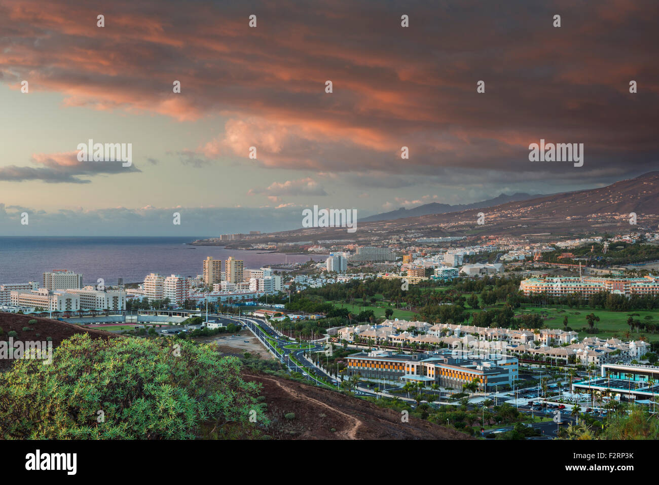 Voir au coucher du soleil sur la station balnéaire de Playa Las Americas, Tenerife, du Montana Chayofita Banque D'Images