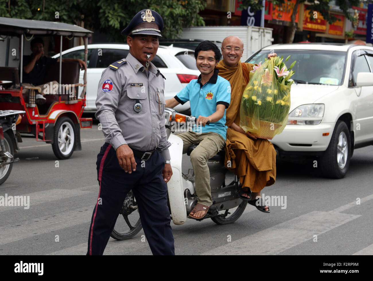 Le moine bouddhiste scooter taxi flowers smiling Banque D'Images