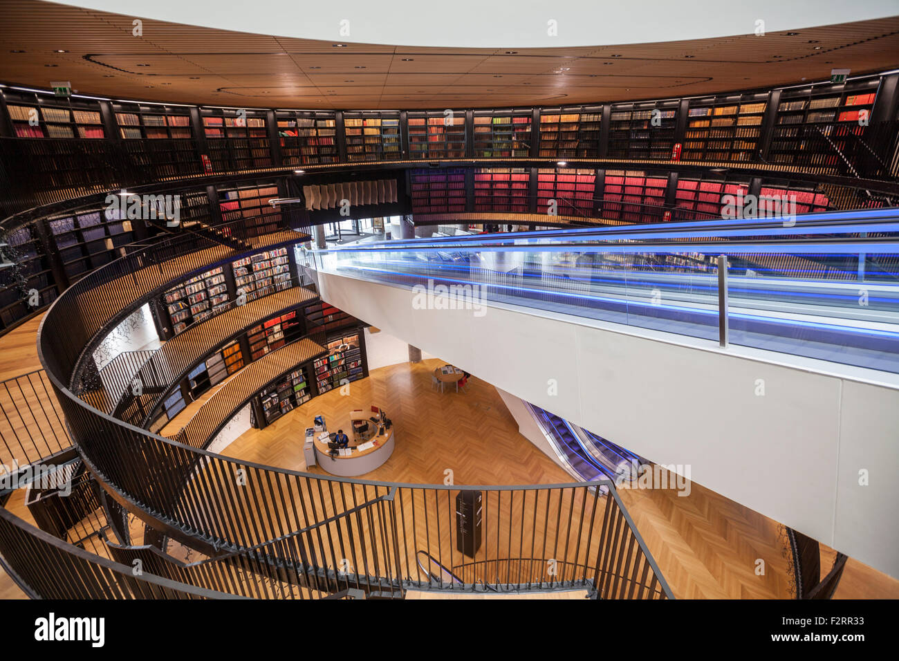 Les escaliers roulants éclairés de la nouvelle bibliothèque de Birmingham, en Angleterre Banque D'Images