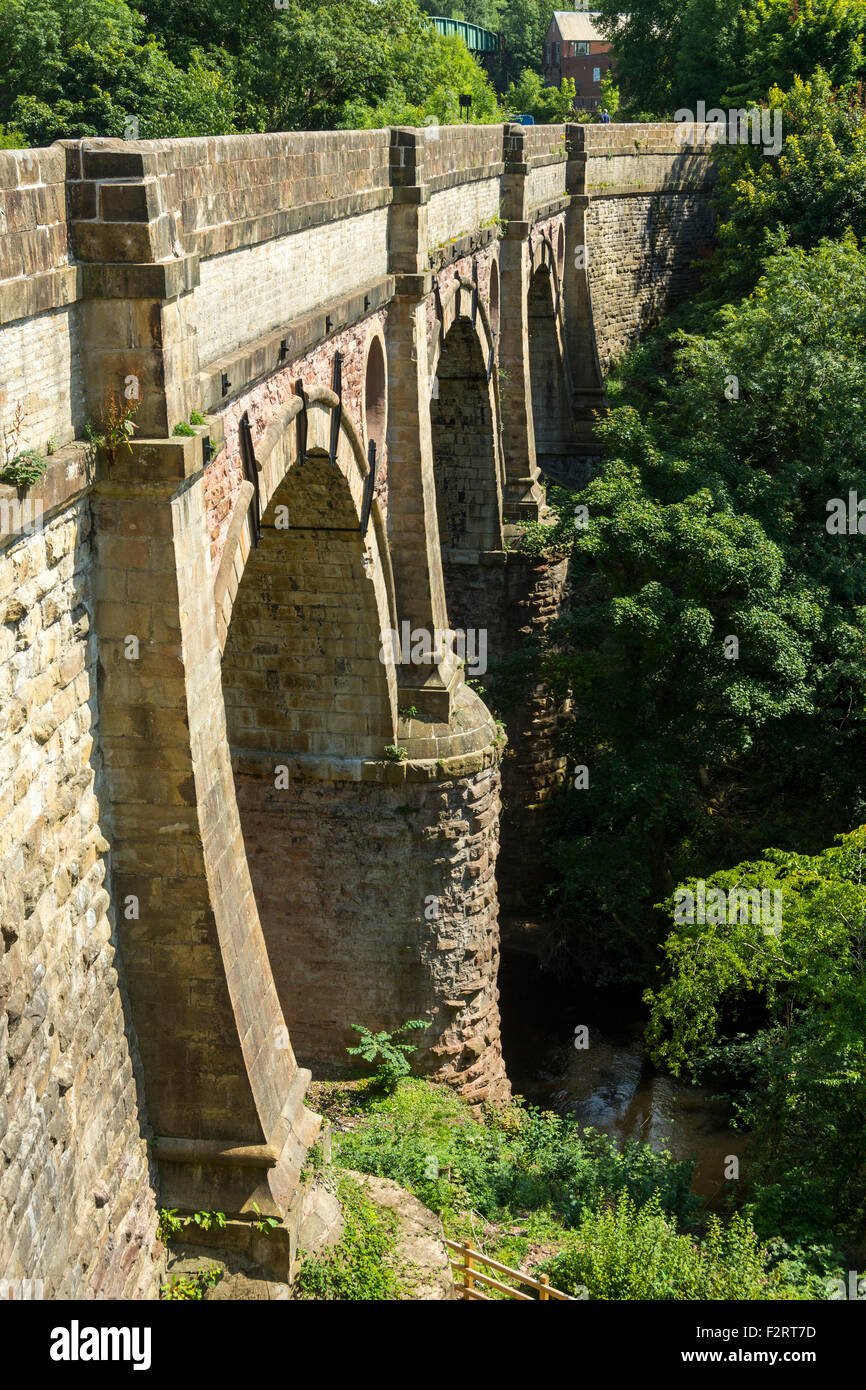 L'aqueduc sur la rivière Marple, Goyt sur le pic de canal, près de la forêt, Marple Greater Manchester, Angleterre, Royaume-Uni. Banque D'Images