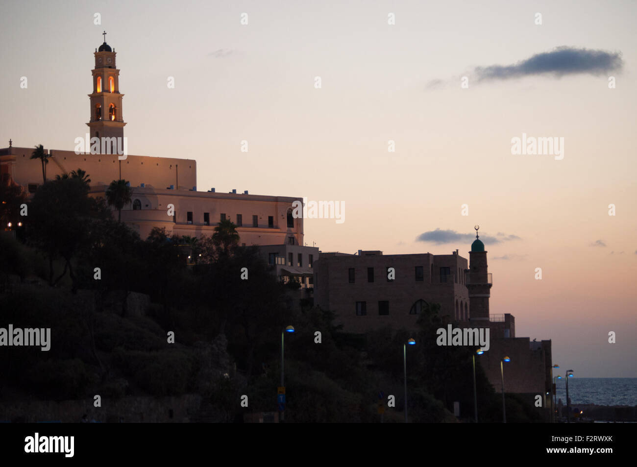 Journée d'été, le coucher du soleil sur le clocher de l'église Saint Pierre et la Grande Mosquée, la vieille ville de Jaffa, Haifa, Yaffo, Tel Aviv, Israël Banque D'Images