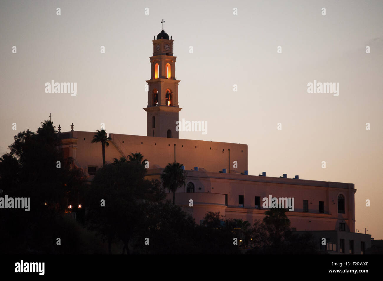 Journée d'été, le coucher du soleil sur le clocher de l'église Saint Pierre, la vieille ville de Jaffa, Haifa, Yaffo, Tel Aviv, Israël Banque D'Images