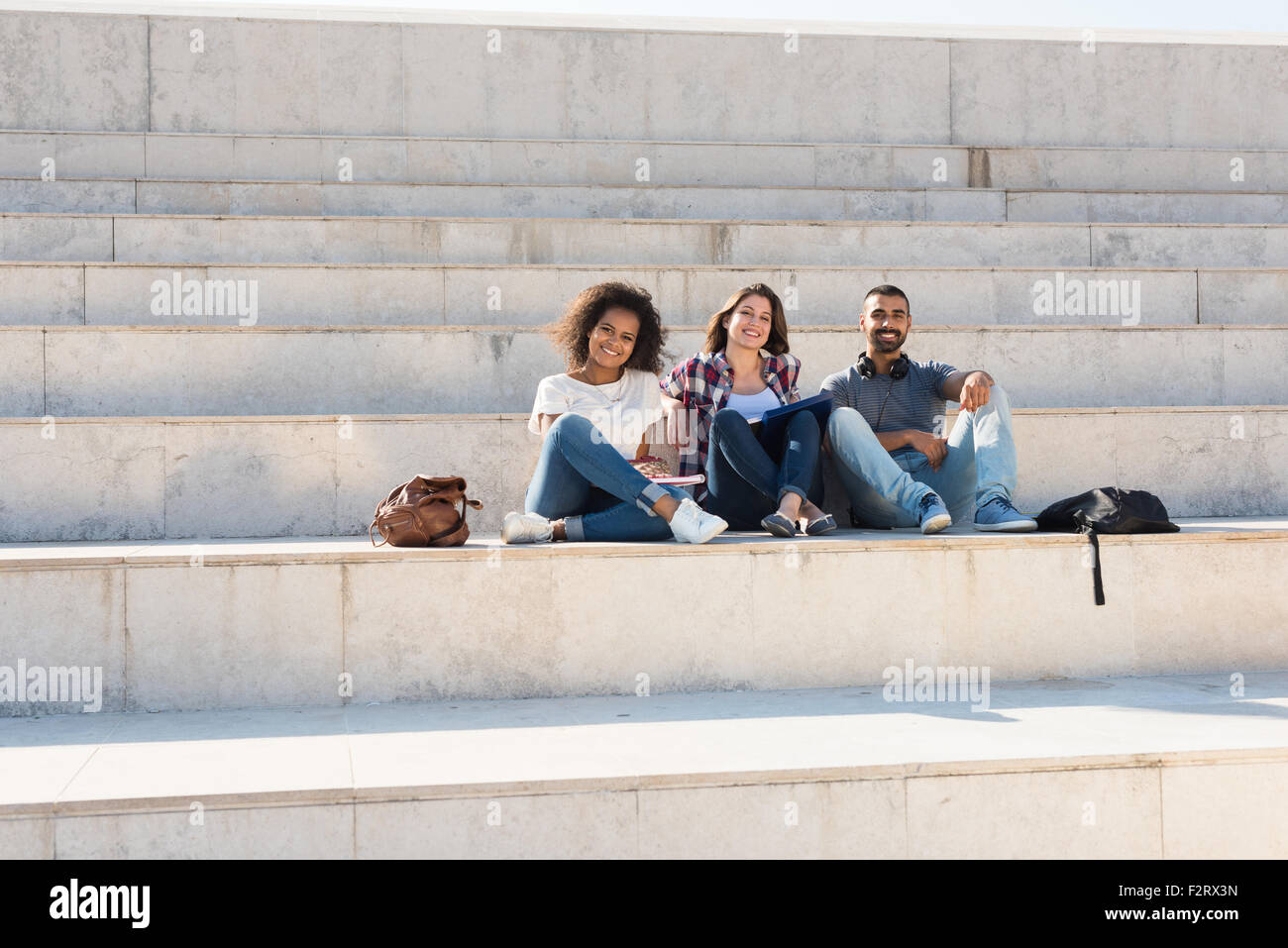 Groupe d'étudiants assis sur les escaliers de l'école Banque D'Images