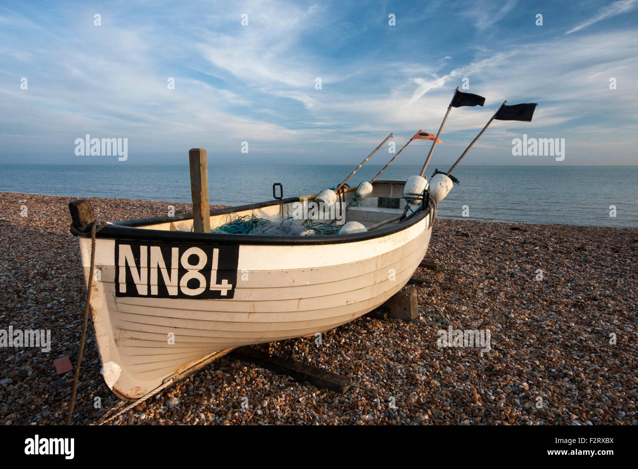 Petit bateau de pêche sur la plage de galets à Bexhill on Sea, East Sussex, England, UK Banque D'Images