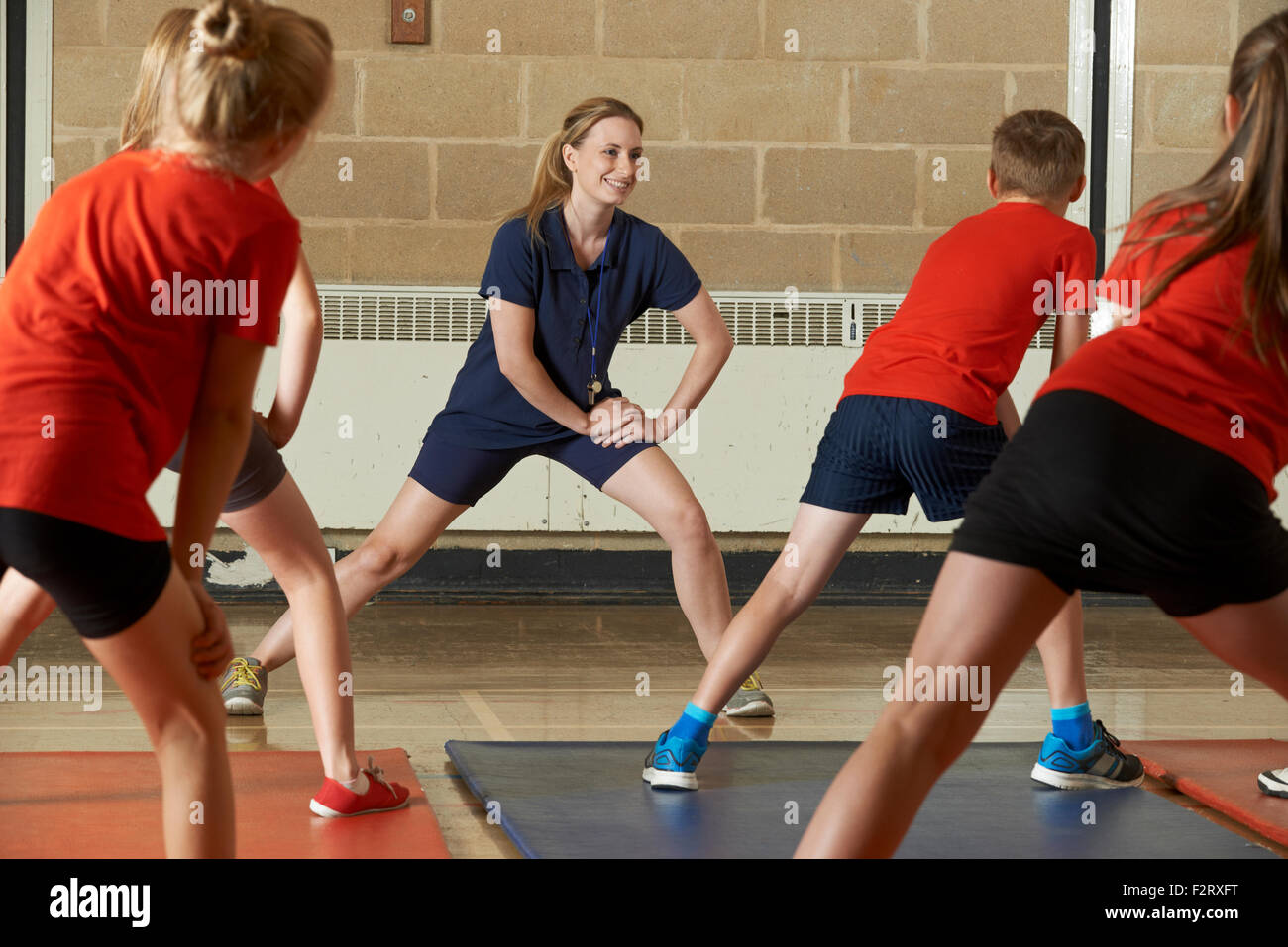 Exercice d'enseignant à l'École de sport de la classe Banque D'Images