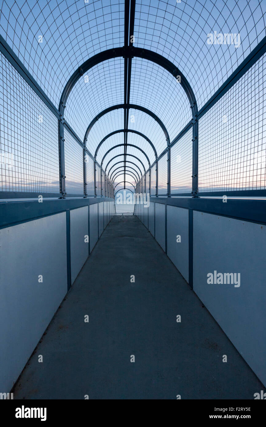 Lignes convergentes de passerelle pour piétons avec vue sur mer à Bulverhythe beach, St Leonards on Sea, East Sussex, England, UK Banque D'Images