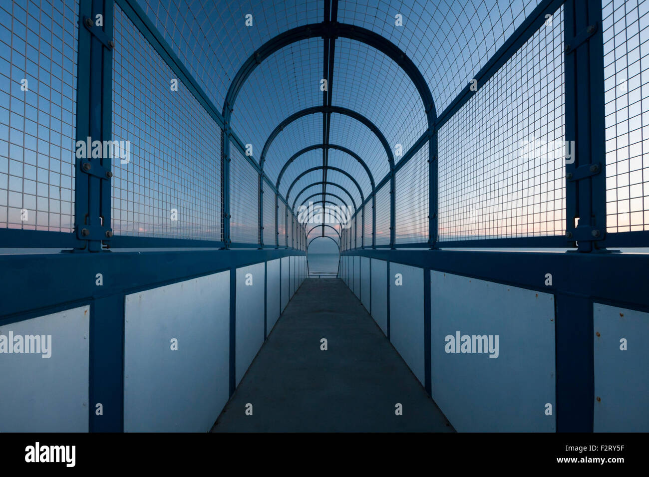 Lignes convergentes de passerelle piétonne à Bulverhythe beach, St Leonards on Sea, East Sussex, England, UK Banque D'Images