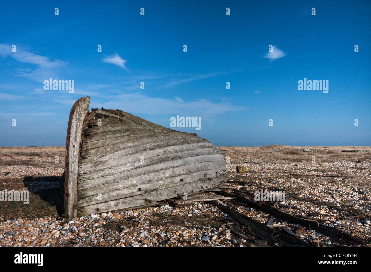Tournée vers l'épave d'un vieux bateau de pêche sur la plage à Dungeness, Kent, England, UK Banque D'Images