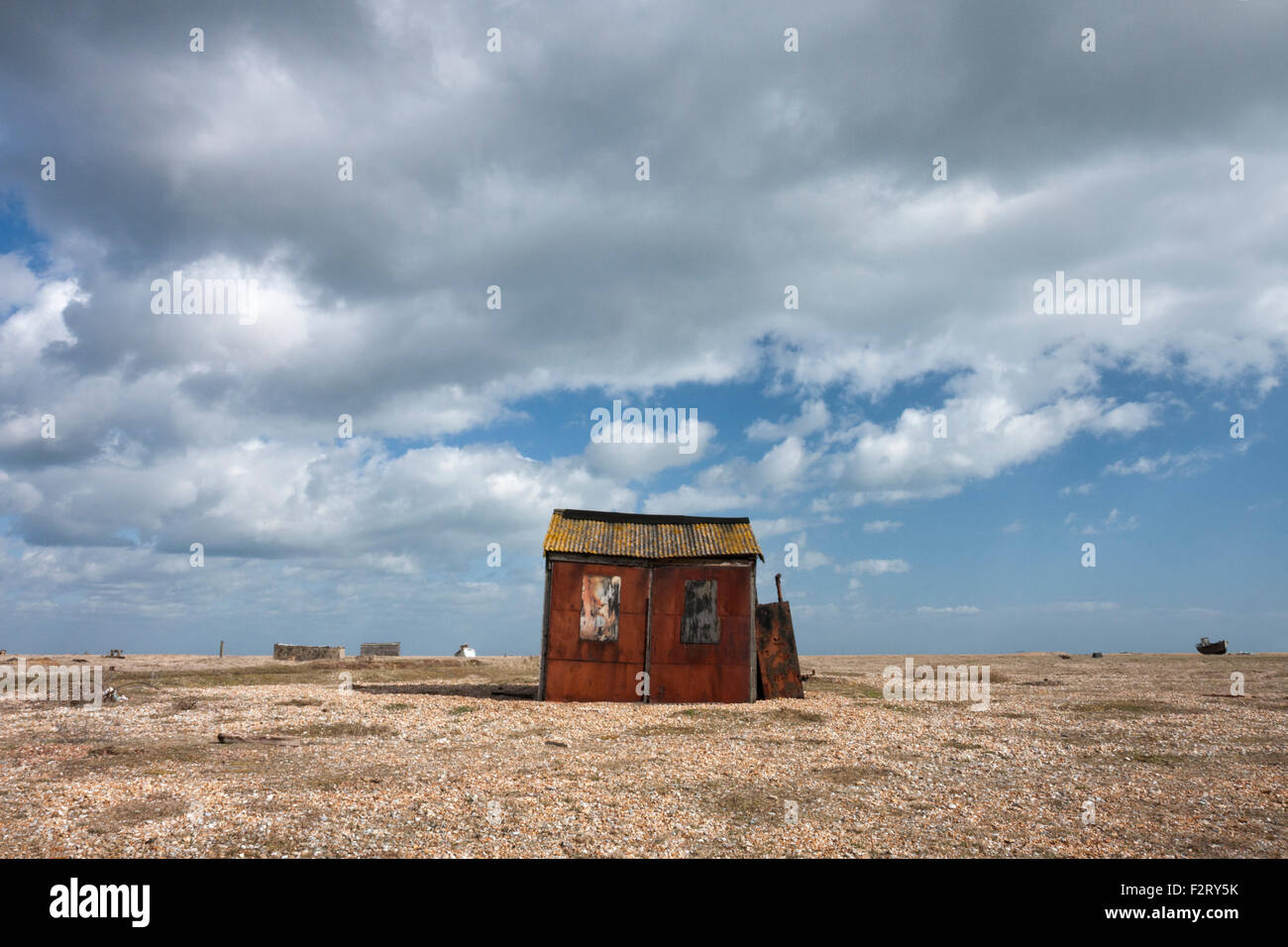 Cabane de pêche vieux abandonnés sur la plage de galets, Dungeness, Kent, England, UK Banque D'Images