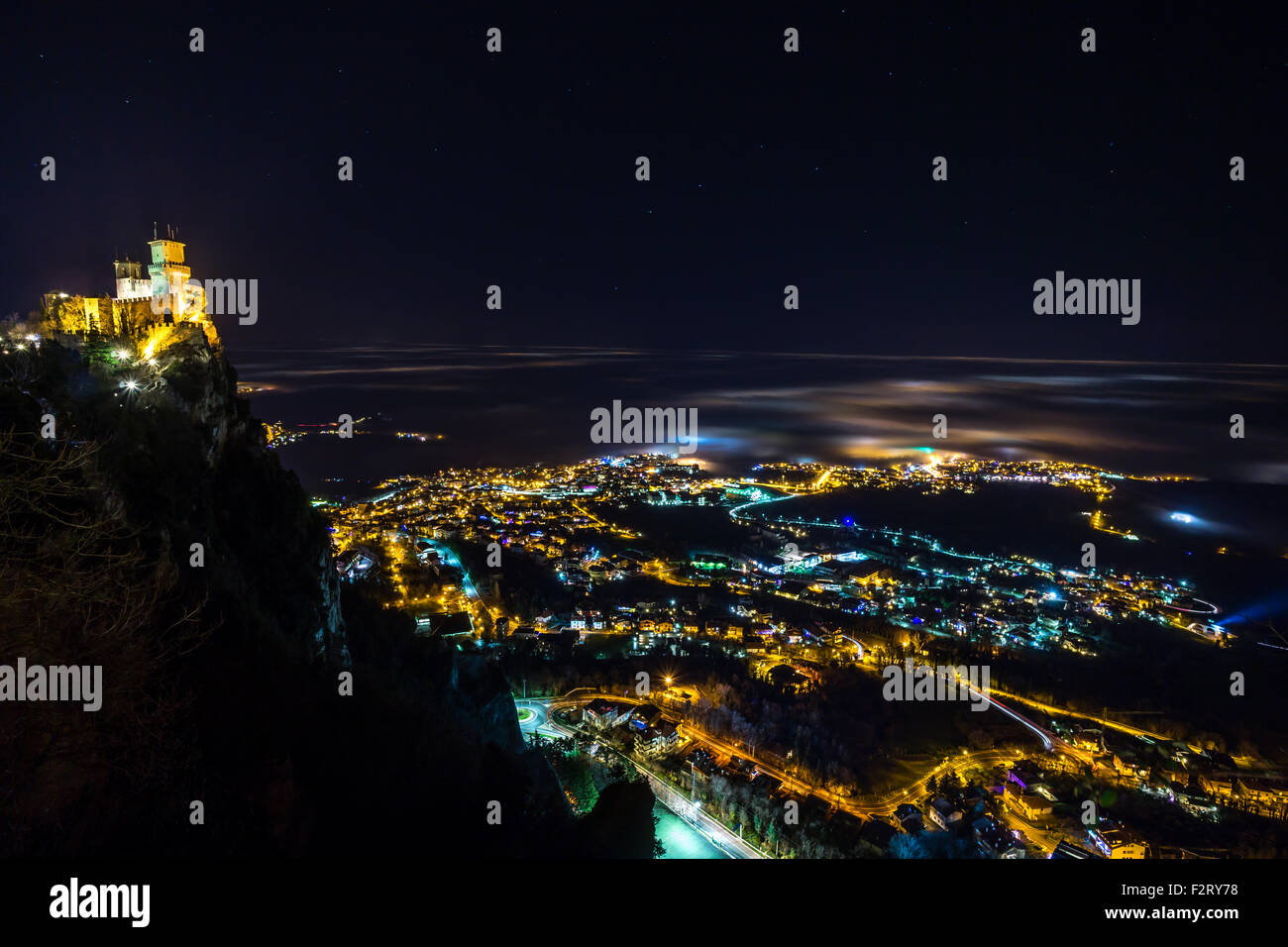 La ville de Rimini et de la République de Saint-Marin de nuit Banque D'Images