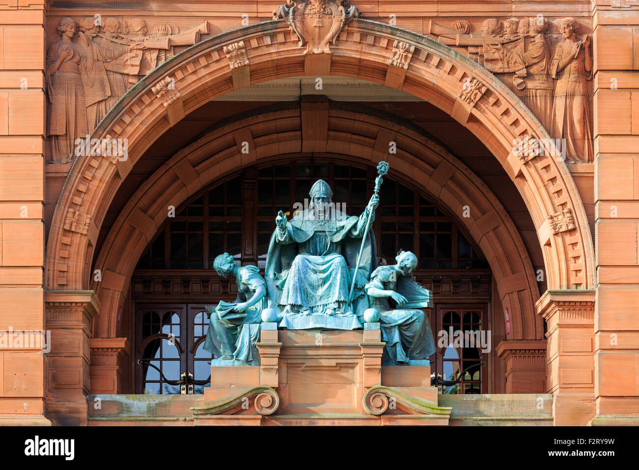 Statue de St Mungo, le saint patron des Arts avec deux statues de femmes, l'une représentant l'Art et l'autre, la musique Banque D'Images