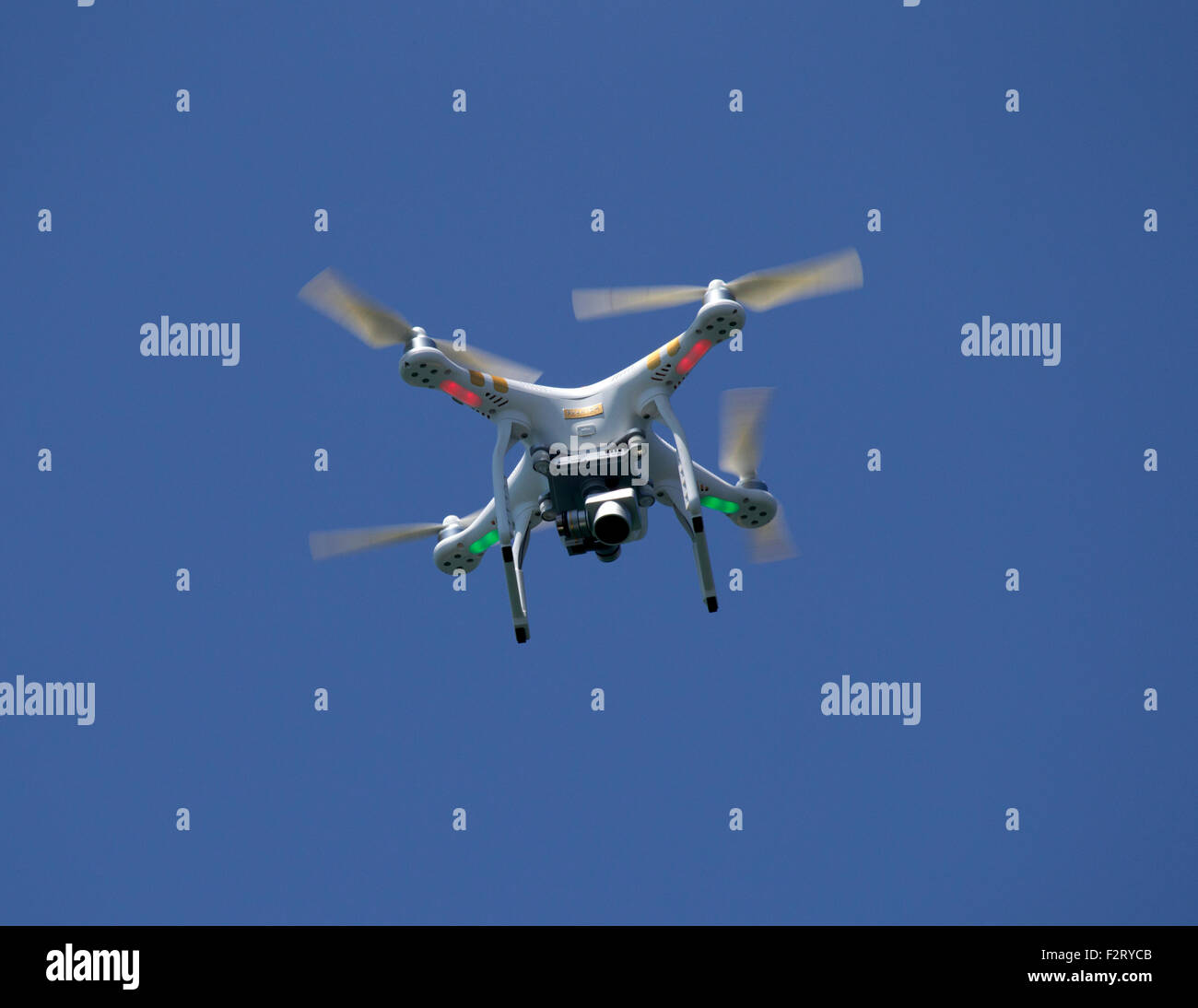Drone avec caméra planant dans l'air Banque D'Images