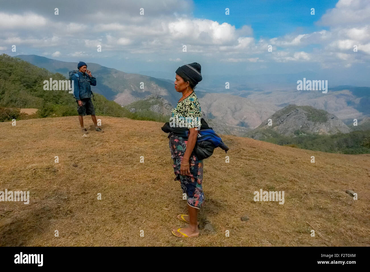 Samuel Sabneno et Yuliana Fuka faisant une pause après une promenade entre le Mont Mutis et le village de Fatumnasi, à Nusa Tenggara est, Indonésie. Banque D'Images