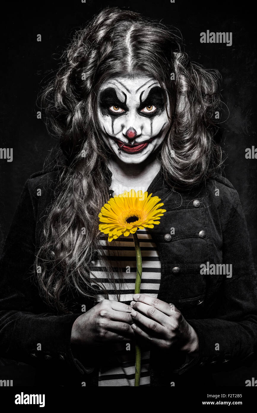 Un mal effrayant clown girl avec un miroir Banque D'Images