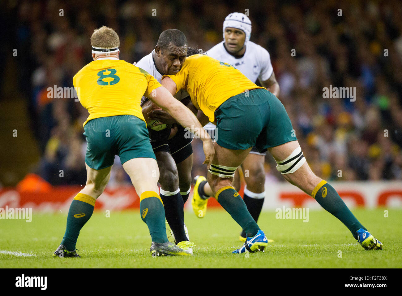 Cardiff, Pays de Galles. Sep 23, 2015. Coupe du Monde de Rugby. L'Australie contre les Fidji. Akapusi Qera de Fidji prend David Pocock et Kane Douglas de l'Australie. Credit : Action Plus Sport/Alamy Live News Banque D'Images Cardiff, Pays de Galles. Sep 23, 2015. Coupe du Monde de Rugby. L'Australie contre les Fidji. Akapusi Qera de Fidji prend David Pocock et Kane Douglas de l'Australie. Credit : Action Plus Sport/Alamy Live News Banque D'Images