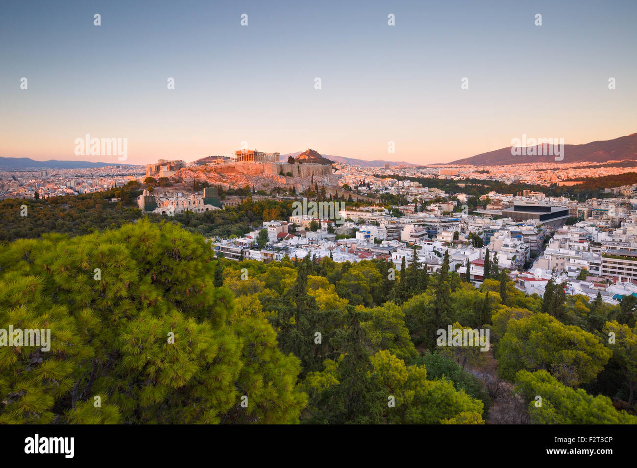 Voir la soirée d'acropole de colline Filopappou dans le centre d'Athènes. Banque D'Images