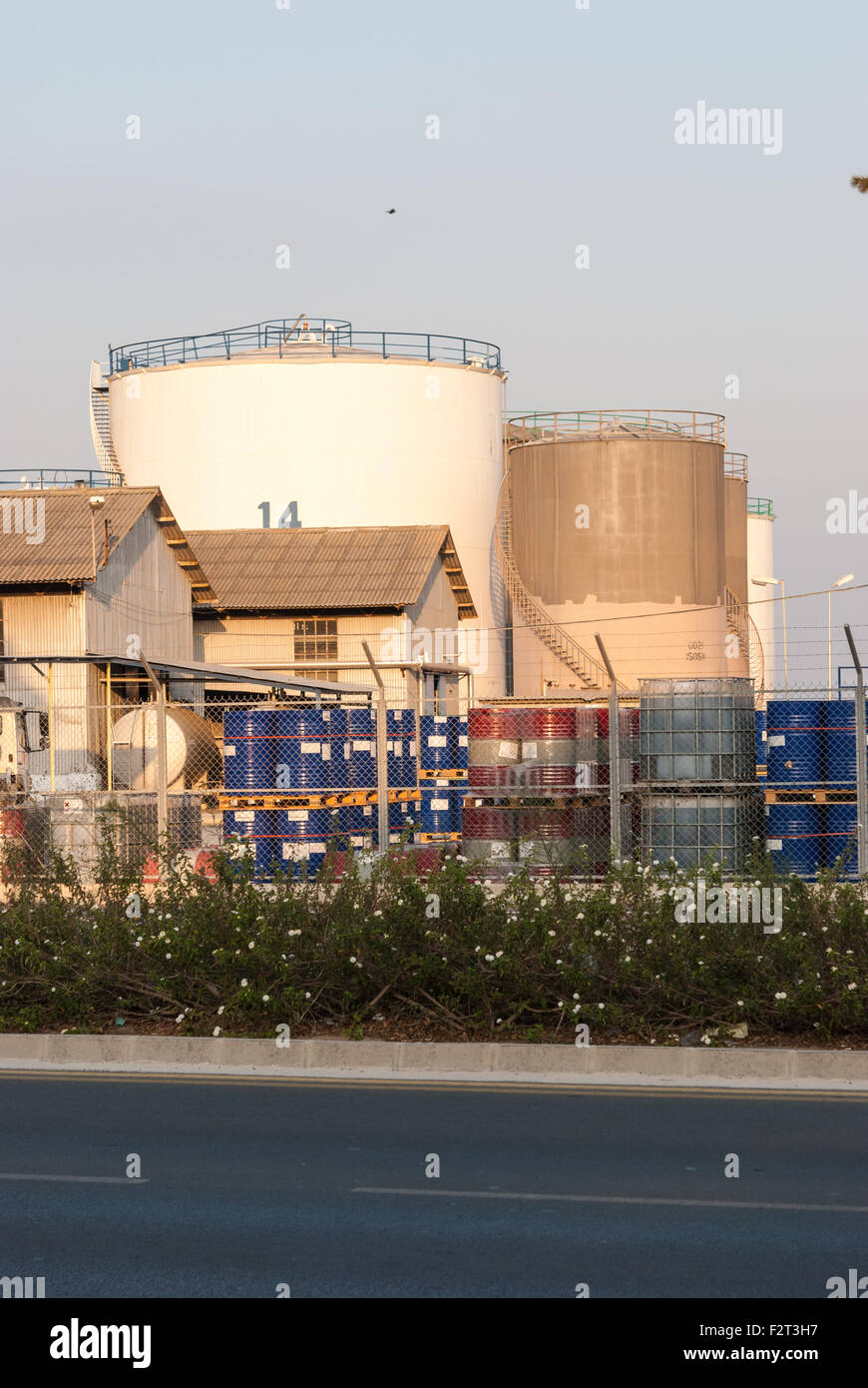 Vue sur le stockage de l'essence se réserve sur Dhekelia road à Larnaca. Petrolina Huile de pétrole. Chypre. Banque D'Images