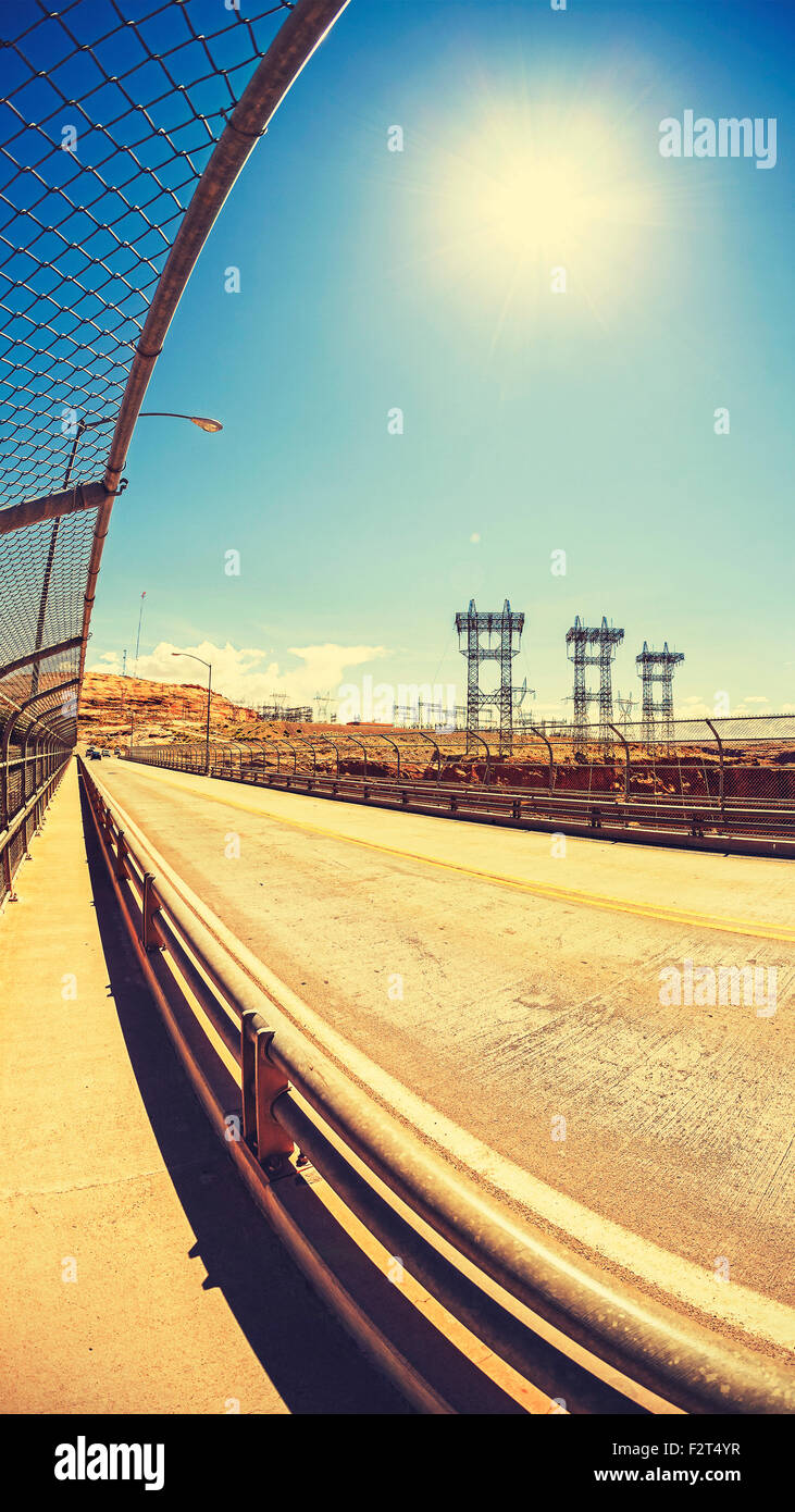 Tons rétro road et de l'énergie contre le soleil, concept photo fisheye, région du lac Powell, Arizona, USA. Banque D'Images