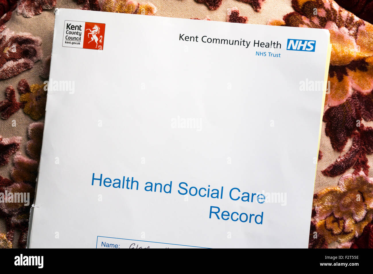 Un ensemble de dossiers de soins de santé et de programmes sociaux pour une dame âgée, un patient de l'Kent Community Health NHS Trust. Banque D'Images